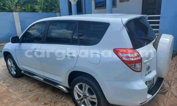 Ra Àlòkù Toyota RAV4 funfun Ọkọ̀ in Accra ni Greater Accra Ra Àlòkù Toyota RAV4 funfun Ọkọ̀ in Accra ni Greater Accra