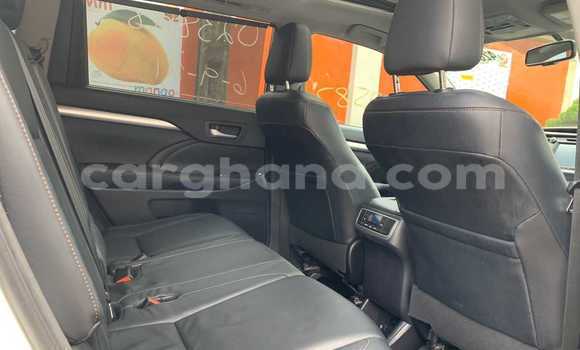 Ra Àlòkù Toyota Highlander funfun Ọkọ̀ in Tema ni Greater Accra Ra Àlòkù Toyota Highlander funfun Ọkọ̀ in Tema ni Greater Accra