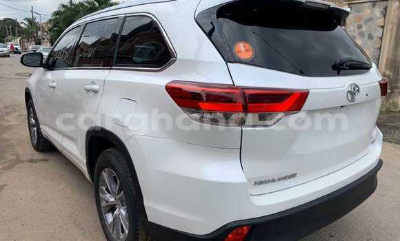 Ra Àlòkù Toyota Highlander funfun Ọkọ̀ in Tema ni Greater Accra Ra Àlòkù Toyota Highlander funfun Ọkọ̀ in Tema ni Greater Accra