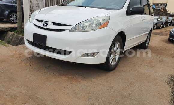Sayi Na hannu Toyota Sienna White Mota in Tema a Greater Accra