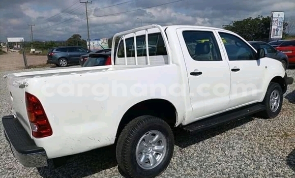 Sayi Na hannu Toyota Hilux White Mota in Accra a Greater Accra Sayi Na hannu Toyota Hilux White Mota in Accra a Greater Accra