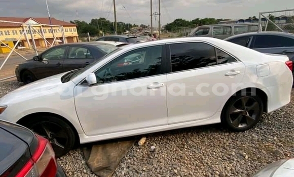Sayi Na hannu Toyota Camry White Mota in Accra a Greater Accra Sayi Na hannu Toyota Camry White Mota in Accra a Greater Accra