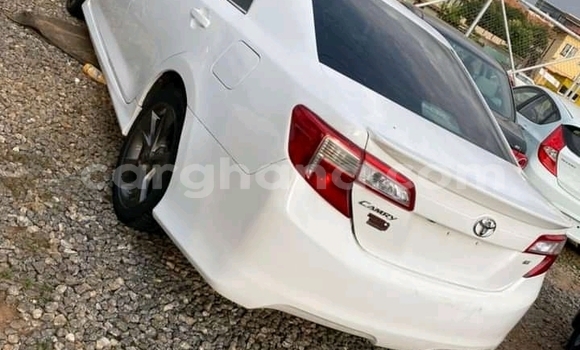 Sayi Na hannu Toyota Camry White Mota in Accra a Greater Accra Sayi Na hannu Toyota Camry White Mota in Accra a Greater Accra