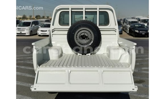Sayi Imported Toyota Land Cruiser White Mota in Import - Dubai a Ashanti Sayi Imported Toyota Land Cruiser White Mota in Import - Dubai a Ashanti