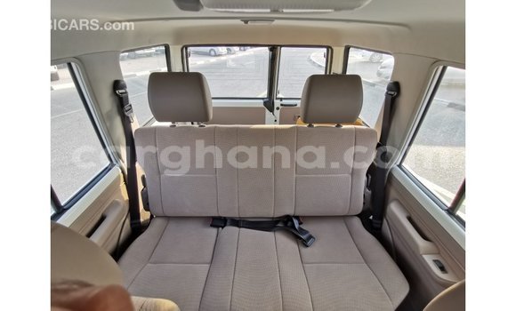Sayi Imported Toyota Land Cruiser White Mota in Import - Dubai a Ashanti Sayi Imported Toyota Land Cruiser White Mota in Import - Dubai a Ashanti