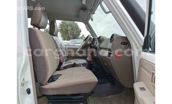 Buy Import Toyota Land Cruiser White Car in Import - Dubai in Ashanti Buy Import Toyota Land Cruiser White Car in Import - Dubai in Ashanti