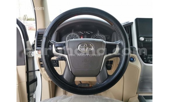Sayi Imported Toyota Land Cruiser White Mota in Import - Dubai a Ashanti Sayi Imported Toyota Land Cruiser White Mota in Import - Dubai a Ashanti