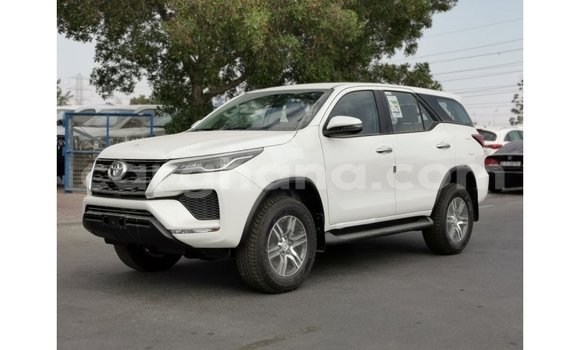 Ra Imported Toyota Fortuner funfun Ọkọ̀ in Import - Dubai ni Ashanti