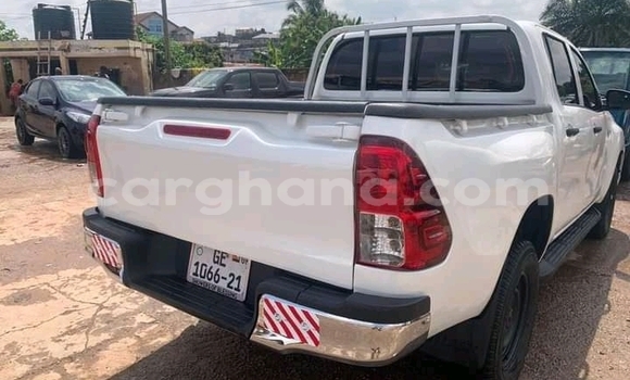 Sayi Na hannu Toyota Hilux White Mota in Accra a Greater Accra