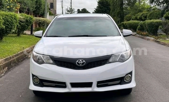 Sayi Na hannu Toyota Camry White Mota in Accra a Greater Accra