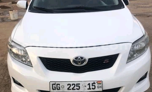 Sayi Na hannu Toyota Corolla White Mota in Accra a Greater Accra
