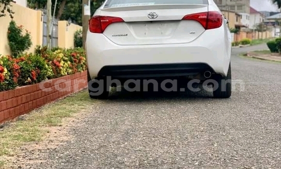 Sayi Na hannu Toyota Corolla White Mota in Accra a Greater Accra