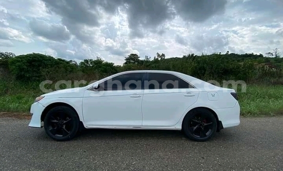 Sayi Na hannu Toyota Camry White Mota in Accra a Greater Accra