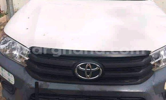 Sayi Na hannu Toyota Hilux White Mota in Accra a Greater Accra