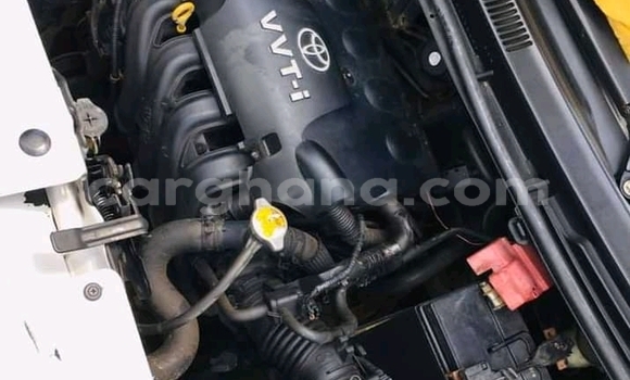 Ra Àlòkù Toyota Yaris funfun Ọkọ̀ in Accra ni Greater Accra Ra Àlòkù Toyota Yaris funfun Ọkọ̀ in Accra ni Greater Accra