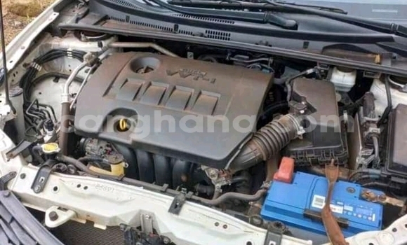 Ra Àlòkù Toyota Corolla funfun Ọkọ̀ in Accra ni Greater Accra Ra Àlòkù Toyota Corolla funfun Ọkọ̀ in Accra ni Greater Accra