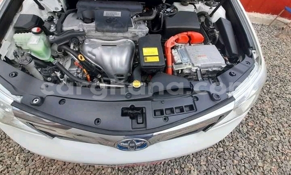 Ra Àlòkù Toyota Camry funfun Ọkọ̀ in Accra ni Greater Accra Ra Àlòkù Toyota Camry funfun Ọkọ̀ in Accra ni Greater Accra