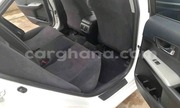 Ra Àlòkù Toyota Camry funfun Ọkọ̀ in Accra ni Greater Accra Ra Àlòkù Toyota Camry funfun Ọkọ̀ in Accra ni Greater Accra