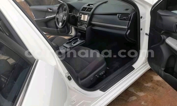 Ra Àlòkù Toyota Camry funfun Ọkọ̀ in Accra ni Greater Accra Ra Àlòkù Toyota Camry funfun Ọkọ̀ in Accra ni Greater Accra