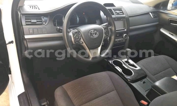 Ra Àlòkù Toyota Camry funfun Ọkọ̀ in Accra ni Greater Accra Ra Àlòkù Toyota Camry funfun Ọkọ̀ in Accra ni Greater Accra
