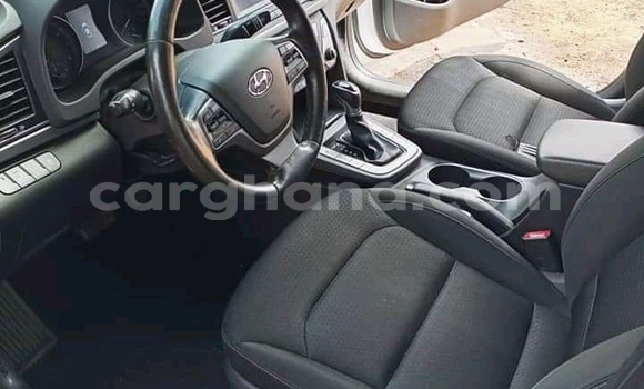 Ra Àlòkù Hyundai Accent funfun Ọkọ̀ in Accra ni Greater Accra Ra Àlòkù Hyundai Accent funfun Ọkọ̀ in Accra ni Greater Accra