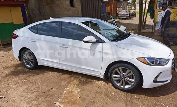 Ra Àlòkù Hyundai Accent funfun Ọkọ̀ in Accra ni Greater Accra Ra Àlòkù Hyundai Accent funfun Ọkọ̀ in Accra ni Greater Accra