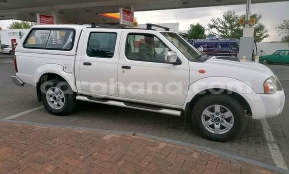 Ra Àlòkù Nissan Hardbody funfun Ọkọ̀ in Accra ni Greater Accra