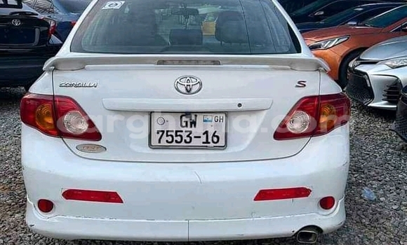 Sayi Na hannu Toyota Corolla White Mota in Accra a Greater Accra