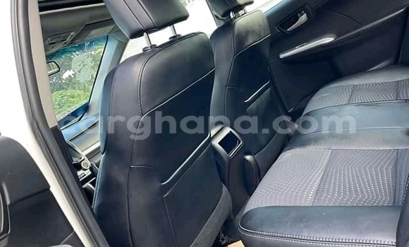 Sayi Na hannu Toyota Camry White Mota in Accra a Greater Accra Sayi Na hannu Toyota Camry White Mota in Accra a Greater Accra