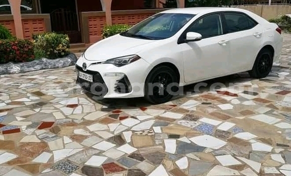 Sayi Na hannu Toyota Corolla White Mota in Accra a Greater Accra