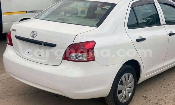 Ra Àlòkù Toyota Belta funfun Ọkọ̀ in Accra ni Greater Accra Ra Àlòkù Toyota Belta funfun Ọkọ̀ in Accra ni Greater Accra