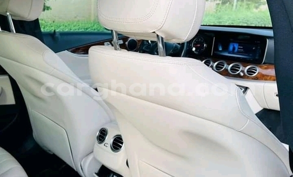 Ra Àlòkù Mercedes‒Benz 300–Series funfun Ọkọ̀ in Accra ni Greater Accra Ra Àlòkù Mercedes‒Benz 300–Series funfun Ọkọ̀ in Accra ni Greater Accra