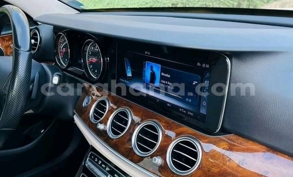 Ra Àlòkù Mercedes‒Benz 300–Series funfun Ọkọ̀ in Accra ni Greater Accra Ra Àlòkù Mercedes‒Benz 300–Series funfun Ọkọ̀ in Accra ni Greater Accra