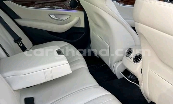 Ra Àlòkù Mercedes‒Benz 300–Series funfun Ọkọ̀ in Accra ni Greater Accra Ra Àlòkù Mercedes‒Benz 300–Series funfun Ọkọ̀ in Accra ni Greater Accra