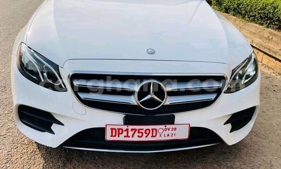 Ra Àlòkù Mercedes‒Benz 300–Series funfun Ọkọ̀ in Accra ni Greater Accra Ra Àlòkù Mercedes‒Benz 300–Series funfun Ọkọ̀ in Accra ni Greater Accra