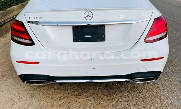 Ra Àlòkù Mercedes‒Benz 300–Series funfun Ọkọ̀ in Accra ni Greater Accra Ra Àlòkù Mercedes‒Benz 300–Series funfun Ọkọ̀ in Accra ni Greater Accra