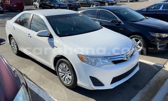 Sayi Na hannu Toyota Camry White Mota in Girma a Upper East Sayi Na hannu Toyota Camry White Mota in Girma a Upper East