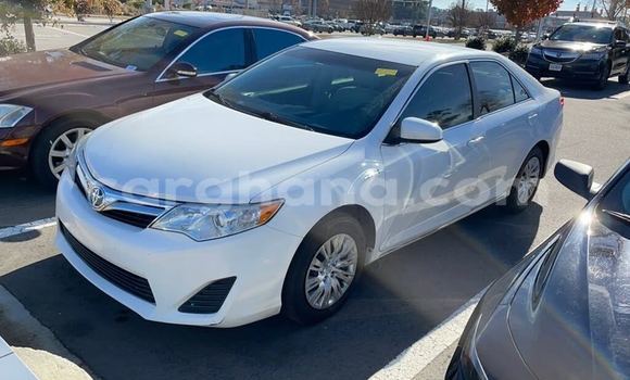 Sayi Na hannu Toyota Camry White Mota in Girma a Upper East Sayi Na hannu Toyota Camry White Mota in Girma a Upper East