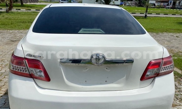 Ra Àlòkù Toyota Camry funfun Ọkọ̀ in Tema ni Greater Accra