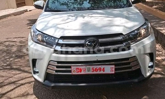 Sayi Na hannu Toyota Highlander White Mota in Accra a Greater Accra