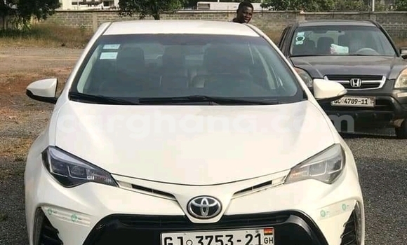 Sayi Na hannu Toyota Corolla White Mota in Accra a Greater Accra