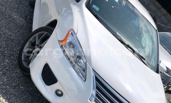 Ra Àlòkù Nissan Sentra funfun Ọkọ̀ in Accra ni Greater Accra Ra Àlòkù Nissan Sentra funfun Ọkọ̀ in Accra ni Greater Accra