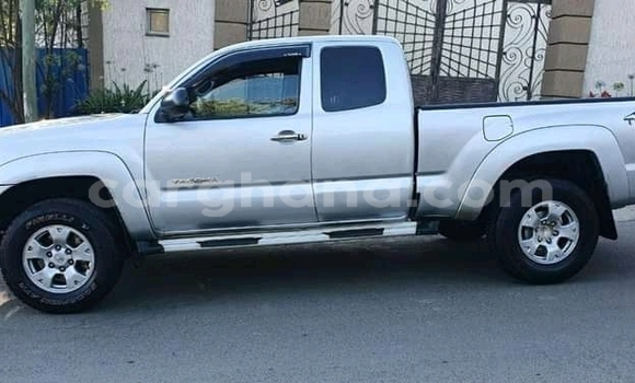 Ra Àlòkù Toyota Tacoma funfun Ọkọ̀ in Accra ni Greater Accra
