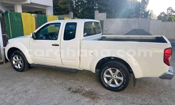 Sayi Na hannu Nissan Navara White Mota in Accra a Greater Accra