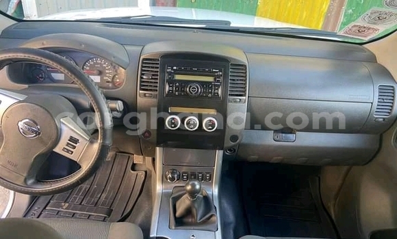 Ra Àlòkù Nissan Navara funfun Ọkọ̀ in Accra ni Greater Accra Ra Àlòkù Nissan Navara funfun Ọkọ̀ in Accra ni Greater Accra