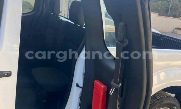 Ra Àlòkù Nissan Navara funfun Ọkọ̀ in Accra ni Greater Accra Ra Àlòkù Nissan Navara funfun Ọkọ̀ in Accra ni Greater Accra