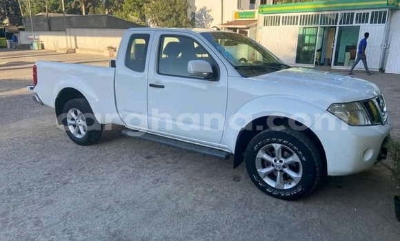 Ra Àlòkù Nissan Navara funfun Ọkọ̀ in Accra ni Greater Accra Ra Àlòkù Nissan Navara funfun Ọkọ̀ in Accra ni Greater Accra