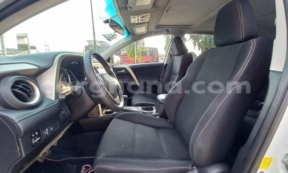 Buy Used Toyota RAV4 White Car in Sekondi–Takoradi Metropolitan in Western Buy Used Toyota RAV4 White Car in Sekondi–Takoradi Metropolitan in Western