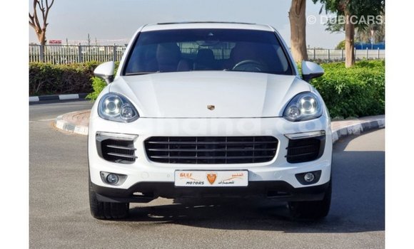Sayi Imported Porsche Cayenne White Mota in Import - Dubai a Ashanti Sayi Imported Porsche Cayenne White Mota in Import - Dubai a Ashanti
