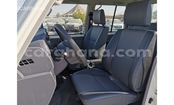 Buy Import Toyota Land Cruiser White Car in Import - Dubai in Ashanti Buy Import Toyota Land Cruiser White Car in Import - Dubai in Ashanti